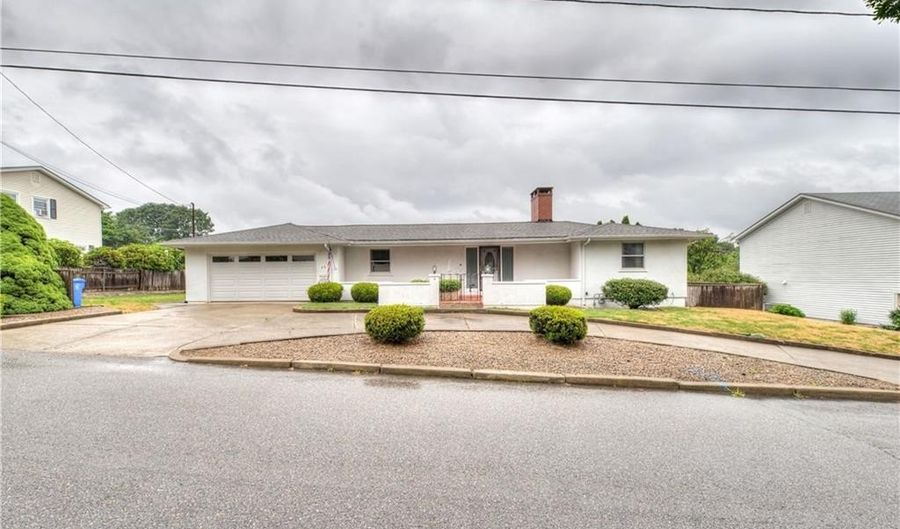 75 Selma St, Cranston, RI 02920 - 2 Beds, 3 Bath