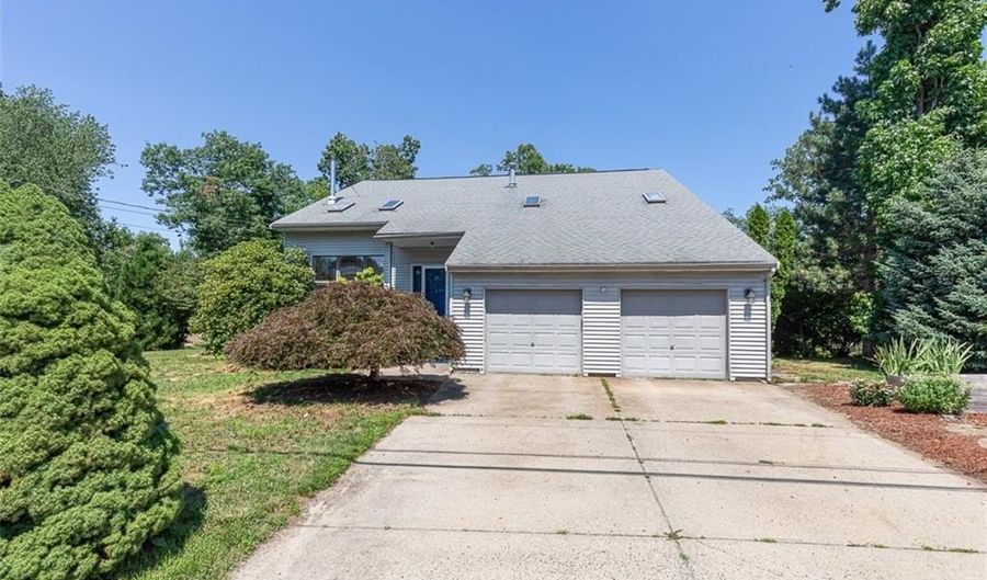 8 Ashley Dr, Lincoln, RI 02865 - 4 Beds, 3 Bath