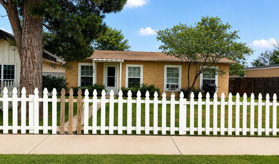 306 5th St, Andrews, TX 79714 - 1 Beds, 1 Bath