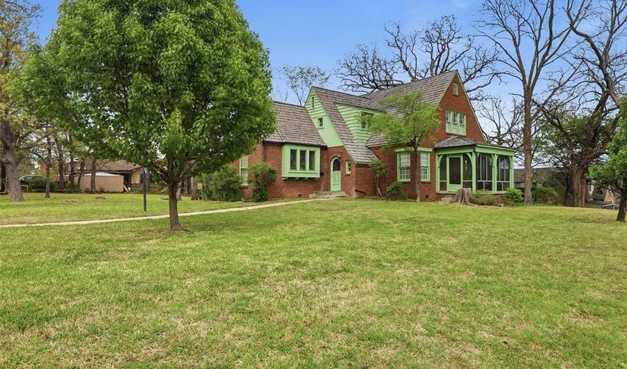 422 S Highland St, Ada, OK 74820 - 4 Beds, 3 Bath