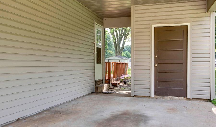 1520 S Carnation Dr, Aurora, MO 65605 - 3 Beds, 1 Bath