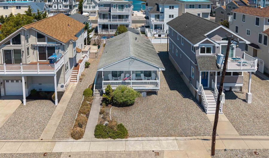 733 21st St, Avalon, NJ 08202 - 3 Beds, 1 Bath