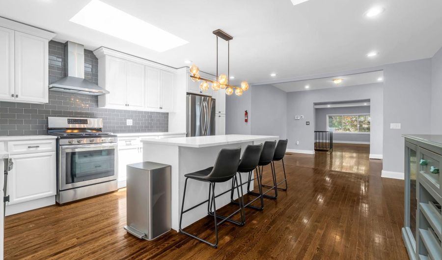 46 W 43RD St, Bayonne, NJ 07002 - 5 Beds, 3 Bath