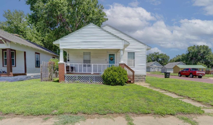1326 S Summit St, Arkansas City, KS 67156 - 2 Beds, 1 Bath