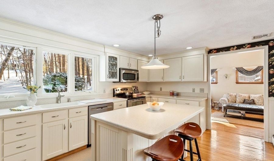 21 Marcia Rd, Wilmington, MA 01887 - 3 Beds, 1 Bath