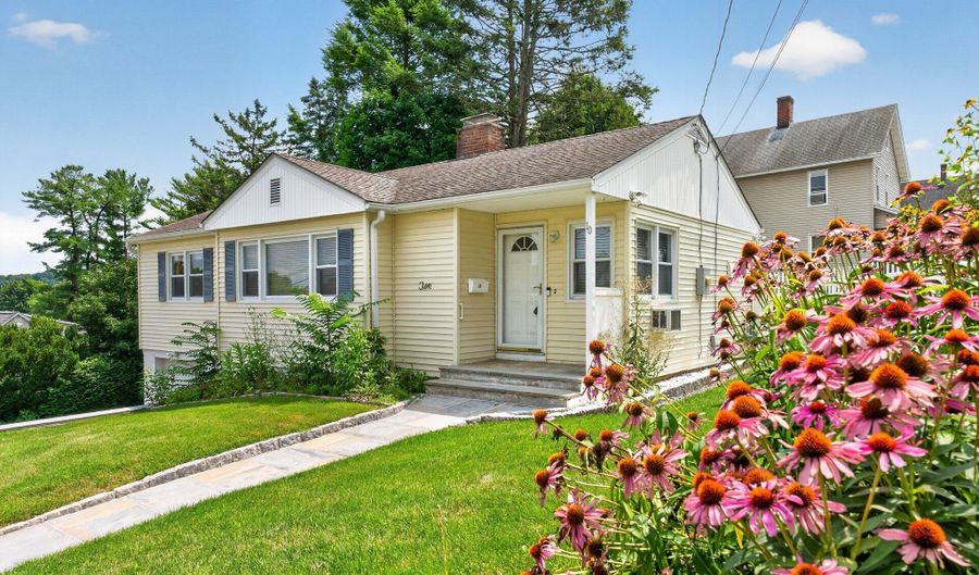 10 Seeley St, Danbury, CT 06810 - 3 Beds, 1 Bath