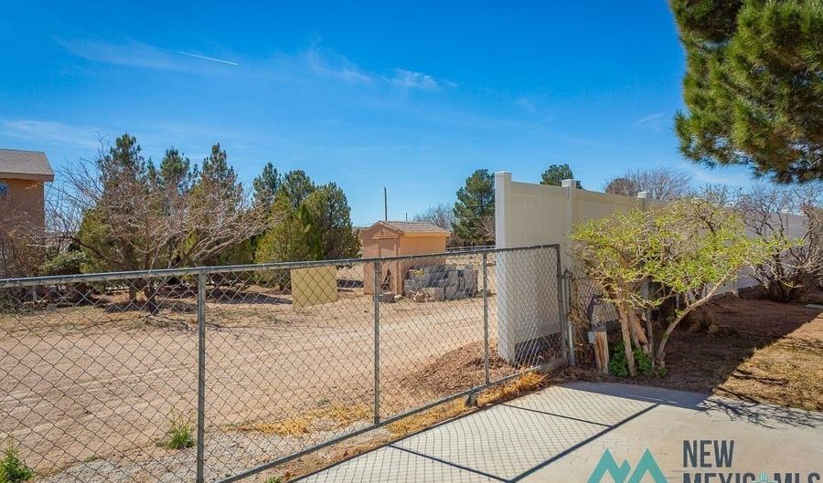 20 Nichol St, Carlsbad, NM 88220 - 3 Beds, 2 Bath