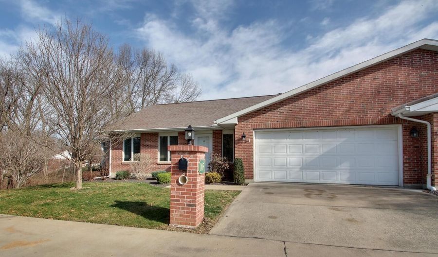 105 W WATERFORD Dr, Quincy, IL 62305 - 2 Beds, 3 Bath