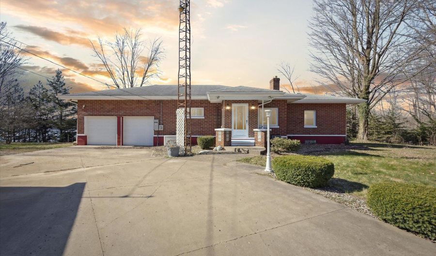 140 32nd St, Allegan, MI 49010 - 3 Beds, 3 Bath