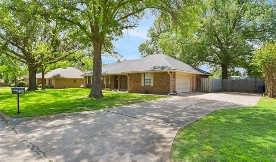 2208 Hickory Dr, Ardmore, OK 73401 - 4 Beds, 3 Bath