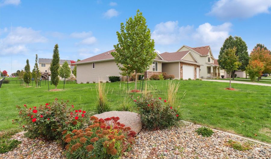 2105 6th Ave SW, Altoona, IA 50009 - 5 Beds, 3 Bath