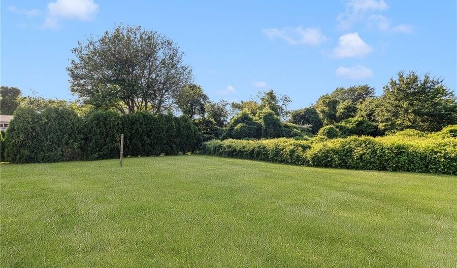 9 Chestnut Hill Rd B, Middletown, RI 02842 - 3 Beds, 2 Bath