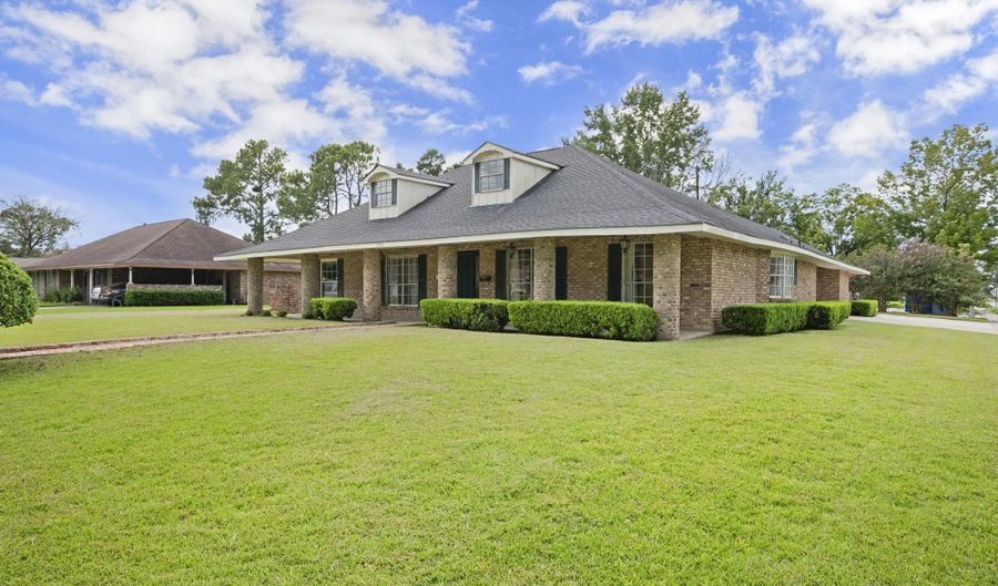 2285 San Clemente Dr, Baton Rouge, LA 70815 - 3 Beds, 3 Bath