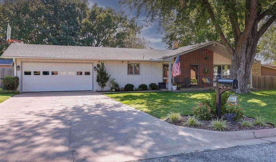 920 Highland Dr, Arkansas City, KS 67005 - 3 Beds, 2 Bath
