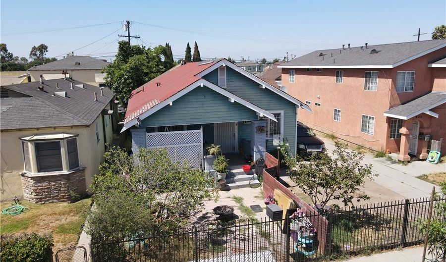 205 W 98th St, Los Angeles, CA 90003 - 3 Beds, 2 Bath