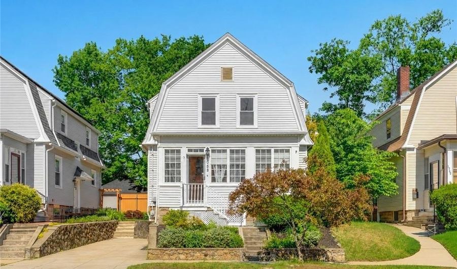 1058 Narragansett Blvd, Cranston, RI 02905 - 4 Beds, 1 Bath