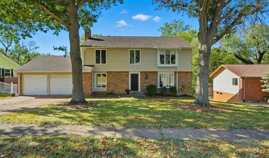 477 Ironwood Dr, Ballwin, MO 63011 - 4 Beds, 4 Bath