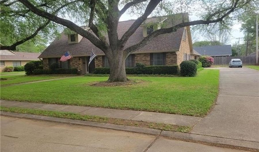 215 SWEETBRIAR Dr, Alexandria, LA 71303 - 4 Beds, 4 Bath
