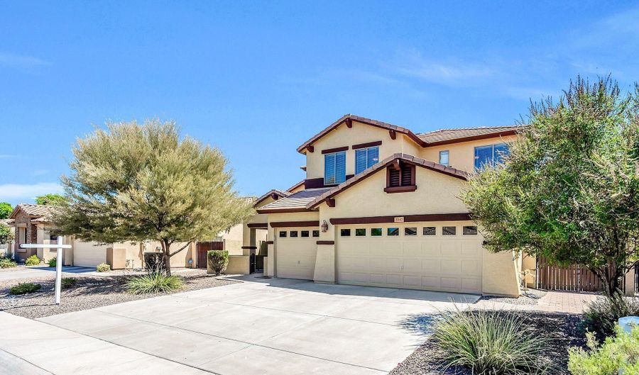 2047 E CAROB Dr, Chandler, AZ 85286 - 5 Beds, 3 Bath