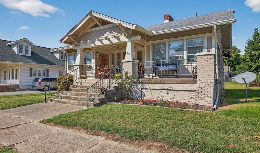 430 W Spring St, Bloomfield, IN 47424 - 3 Beds, 3 Bath