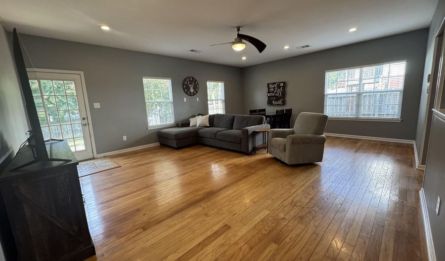 228 Sharon Oaks Ct, Benton, AR 72019 - 3 Beds, 2 Bath
