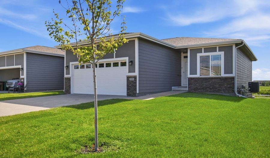 2420 3rd Ave SE, Altoona, IA 50009 - 3 Beds, 3 Bath