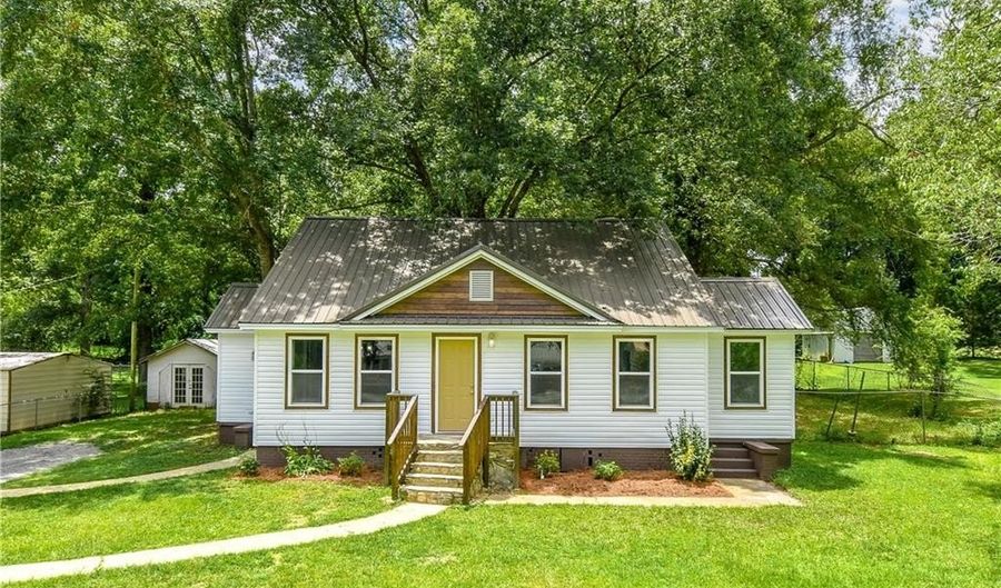 1706 SIMPSON St, Alexander City, AL 35010 - 3 Beds, 2 Bath