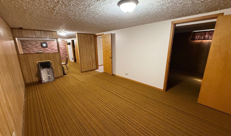 412 H St, Aurora, NE 68818 - 3 Beds, 2 Bath