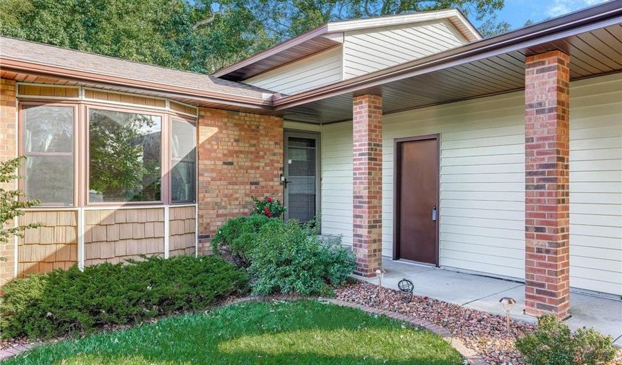 7454 Upper 24th St N, Oakdale, MN 55128 - 3 Beds, 2 Bath