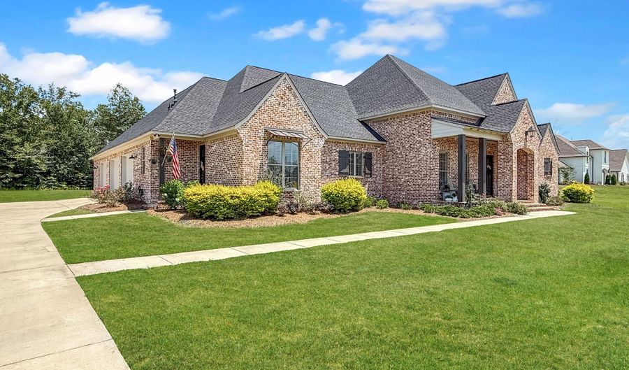 1000 Honeysuckle Trl, Brandon, MS 39047 - 4 Beds, 4 Bath