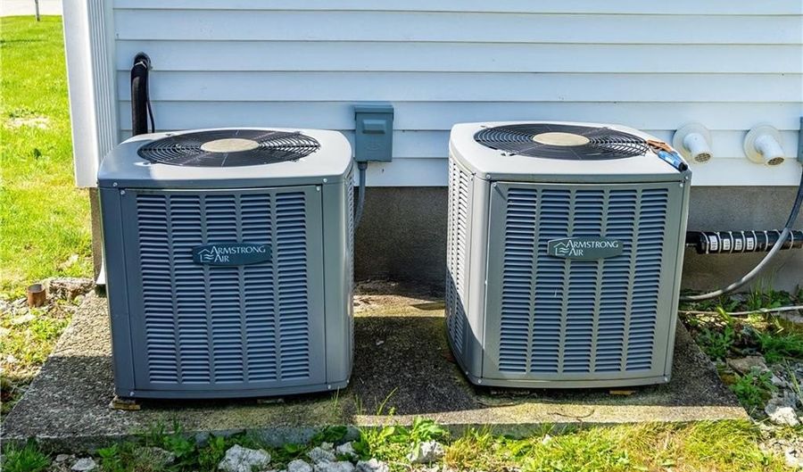 74 Brookhaven Dr, East Providence, RI 02914 - 4 Beds, 2 Bath