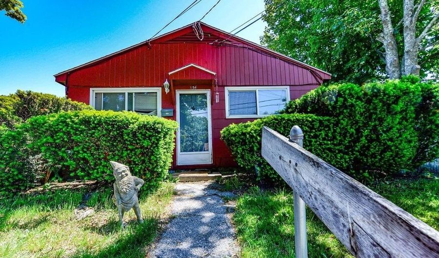 15 Ludlow Rd, Middletown, RI 02842 - 5 Beds, 2 Bath