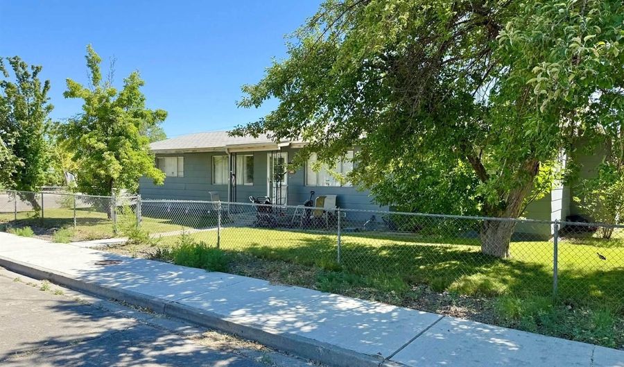 186 E 5th St, Battle Mountain, NV 89820 - 2 Beds, 2 Bath