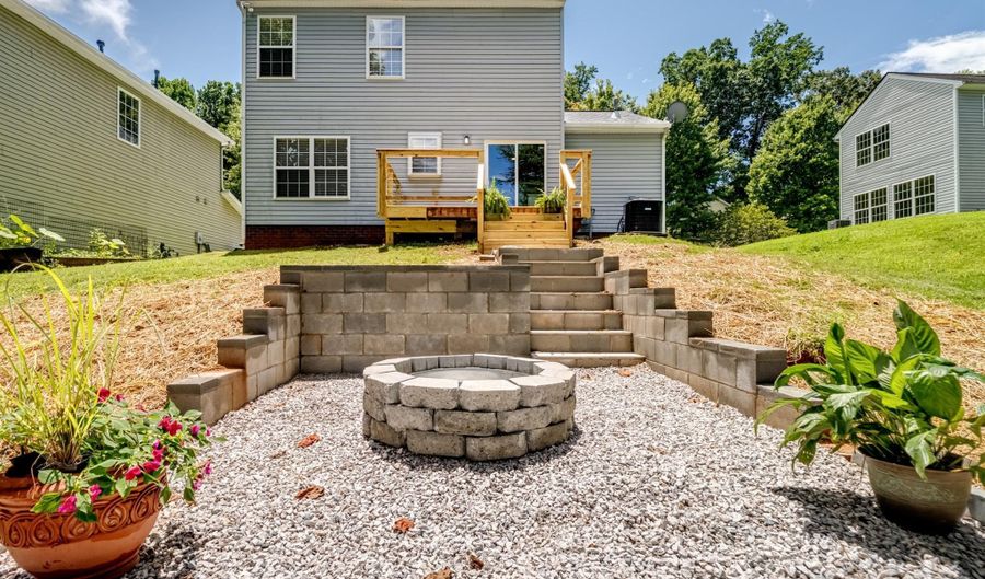 3813 Brookchase Ln, Charlotte, NC 28205 - 3 Beds, 3 Bath