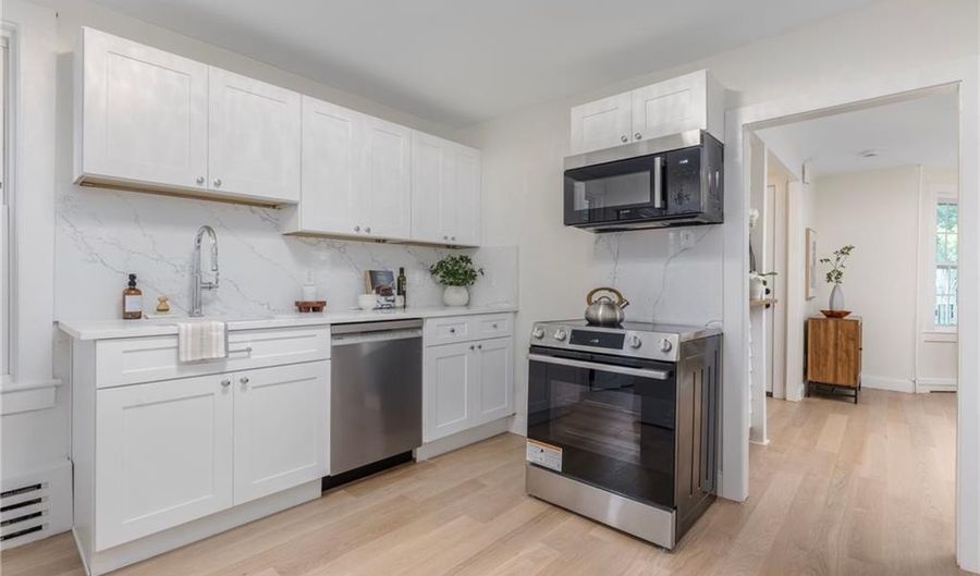 28 Young St 1, Newport, RI 02840 - 2 Beds, 1 Bath