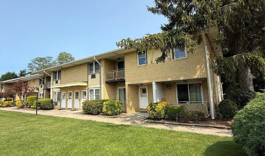 700 Broadway 5, Amityville, NY 11701 - 2 Beds, 1 Bath