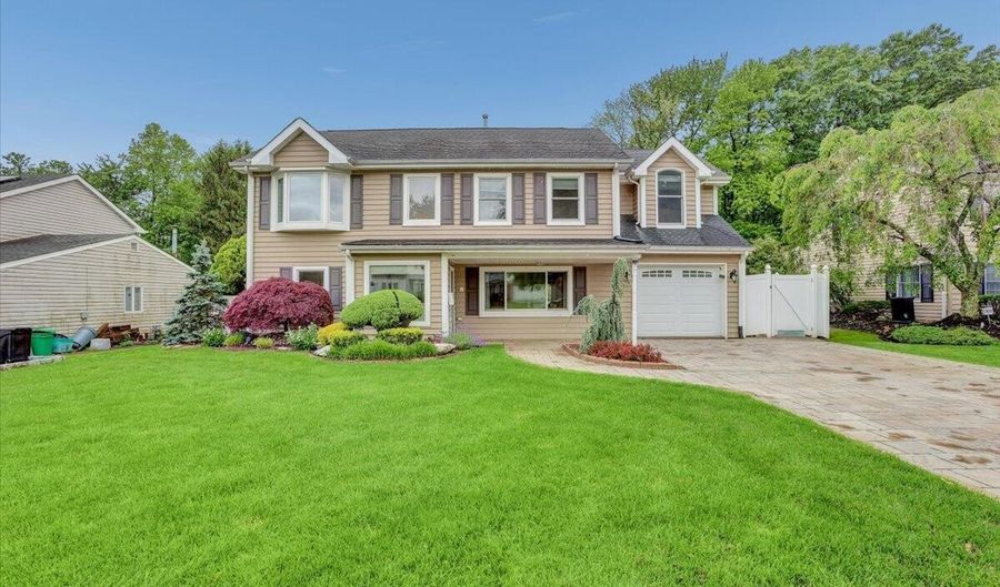 77 Warren Dr, Aberdeen, NJ 07747 - 5 Beds, 3 Bath