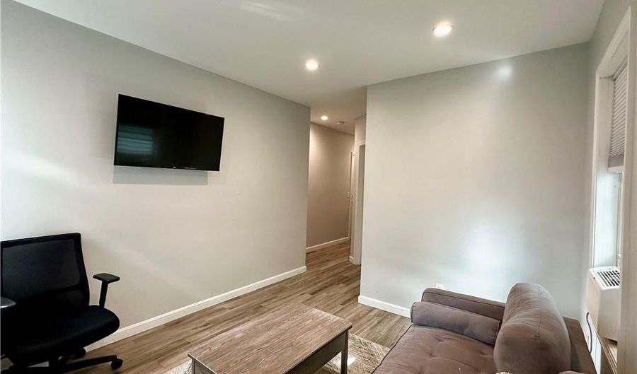 29 Ann St 3, Newport, RI 02840 - 2 Beds, 1 Bath