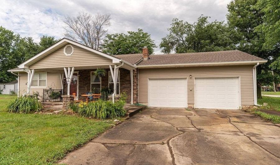 106 S Clark St, Adrian, MO 64720 - 2 Beds, 1 Bath