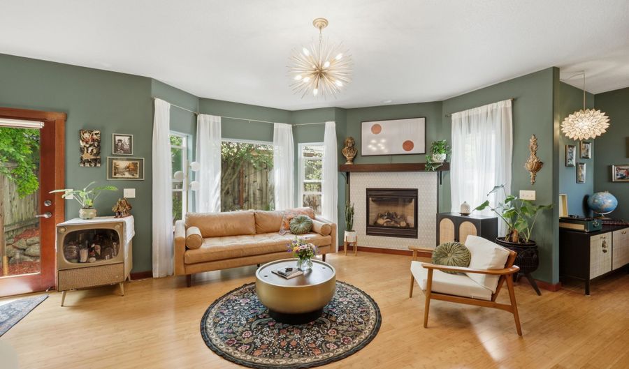 62 N Mountain Ave, Ashland, OR 97520 - 3 Beds, 3 Bath