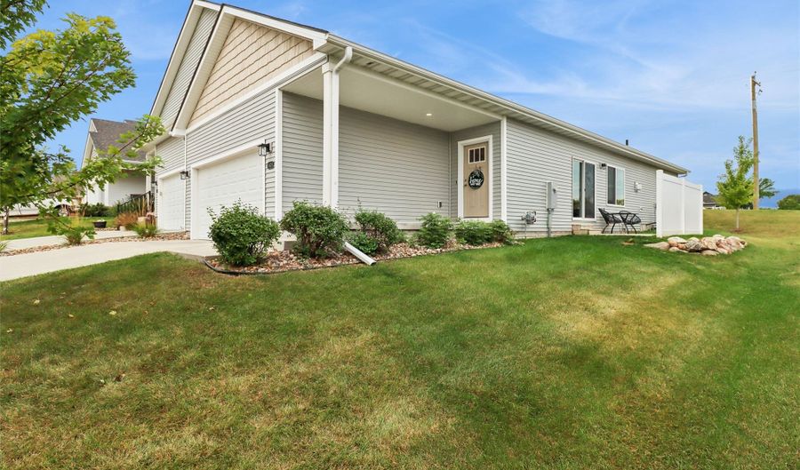 1421 Primrose Dr SE, Altoona, IA 50009 - 3 Beds, 3 Bath