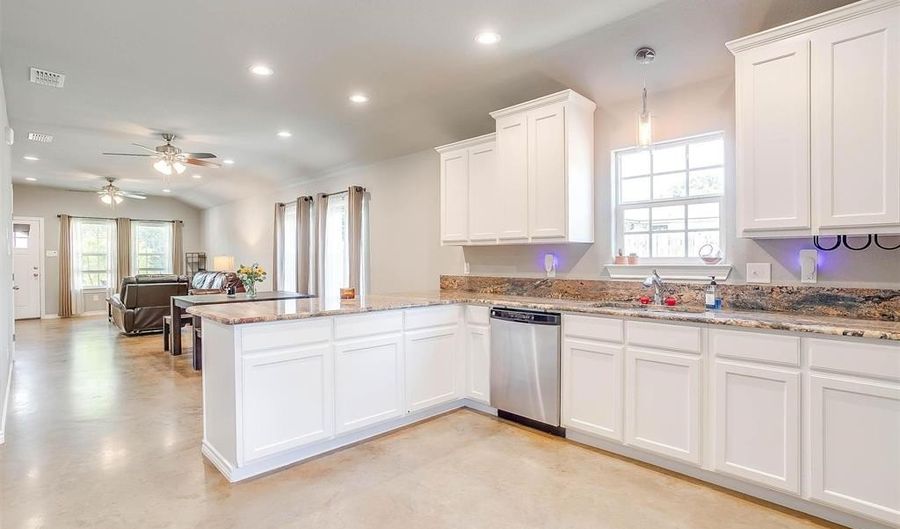 1105 S Fannin St, Alvarado, TX 76009 - 3 Beds, 2 Bath