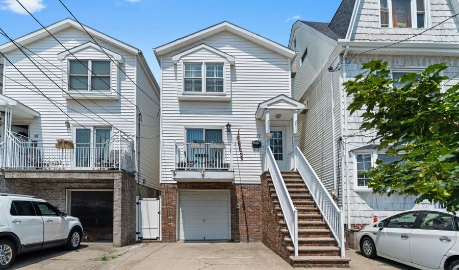 27 E 34TH St, Bayonne, NJ 07002 - 4 Beds, 4 Bath