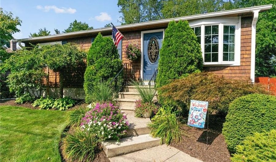 72 Winifred Ave, Warwick, RI 02889 - 3 Beds, 1 Bath