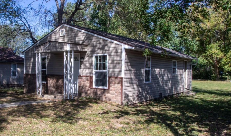 133 W Delta St, Aurora, MO 65605 - 2 Beds, 1 Bath