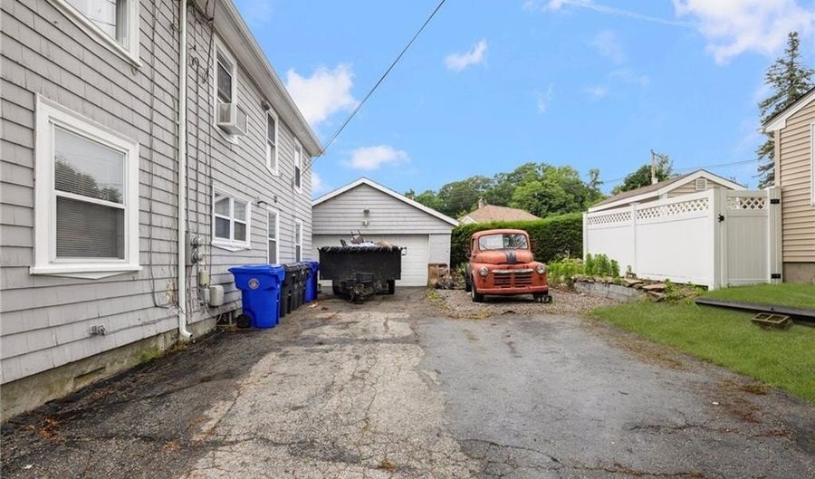 7 Allen Ave, North Providence, RI 02911 - 5 Beds, 4 Bath