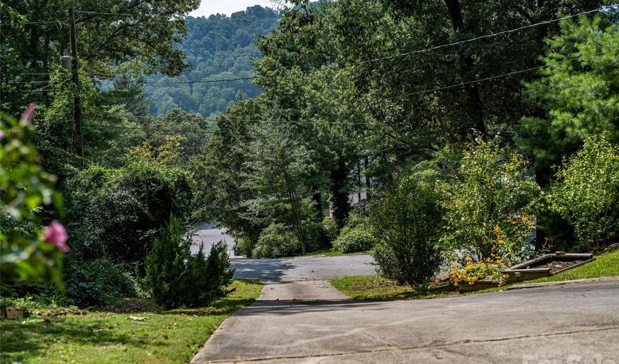 13 Rolling View Dr, Asheville, NC 28805 - 4 Beds, 3 Bath