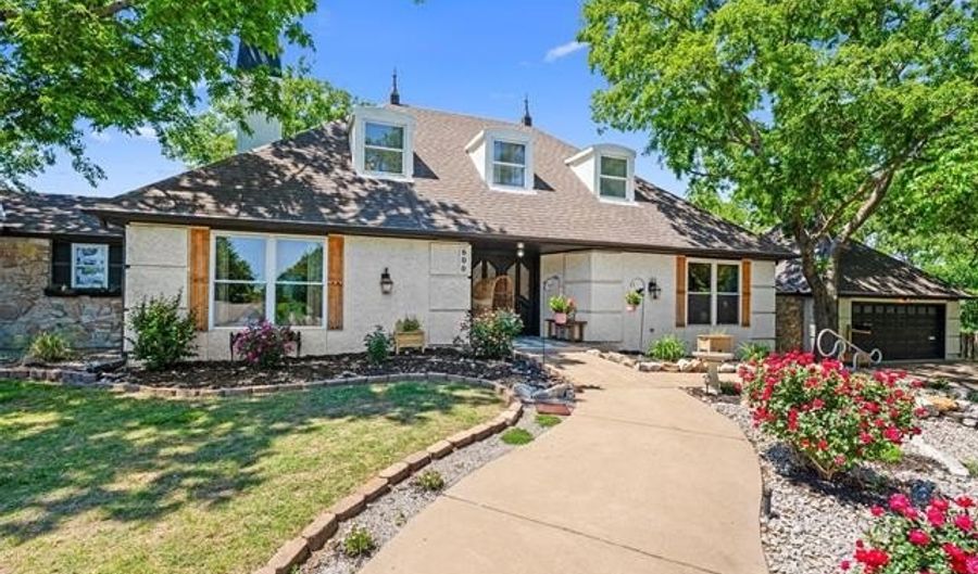 600 Cherry Ln, Bartlesville, OK 74003 - 4 Beds, 4 Bath