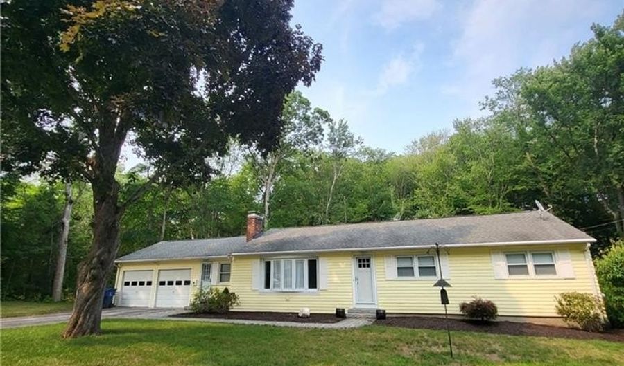 72 Blueberry Dr, East Greenwich, RI 02818 - 3 Beds, 2 Bath