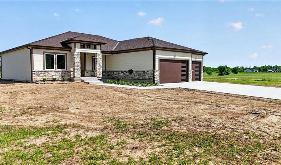422 NE Lakota Dr, Adrian, MO 64720 - 3 Beds, 3 Bath
